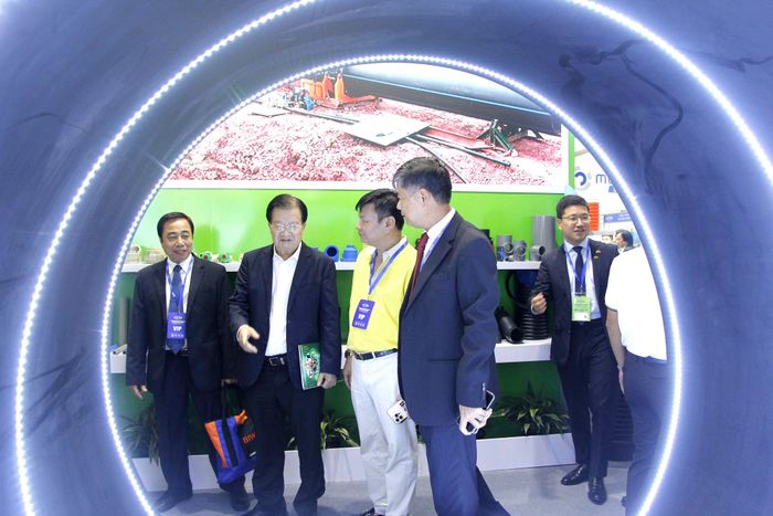 Các đại biểu tham quan các gian hàng ở Triển lãm Tuần lễ ngành Nước 2026.
