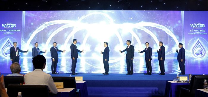 Các đại biểu thực hiện nghi thức khai mạc Tuần lễ ngành Nước Việt Nam 2026.