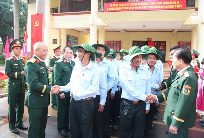 Các đơn vị động viên cán bộ, chiến sĩ Đội K51 trước giờ lên đường làm nhiệm vụ. Ảnh: T.T