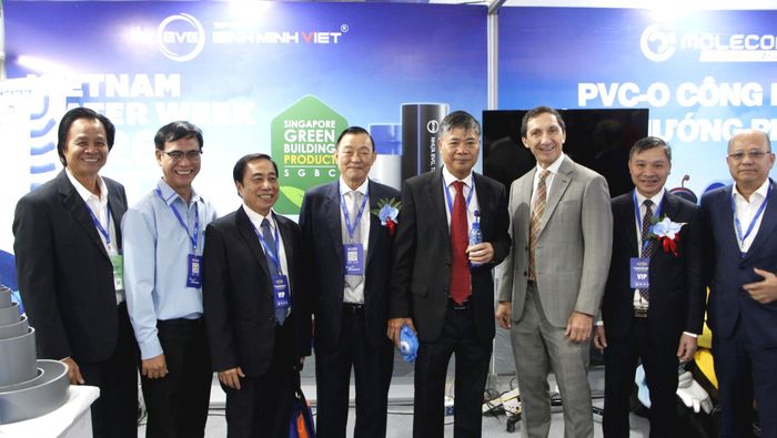 Các đại biểu chụp ảnh lưu niệm tại Triển lãm Tuần lễ ngành Nước Việt Nam 2026.