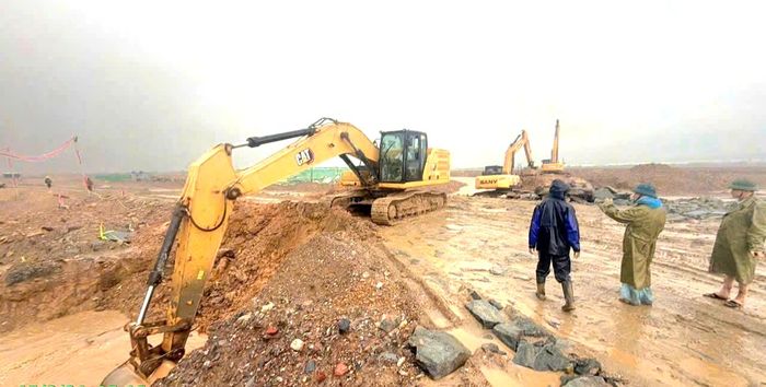 Lãnh đạo phường Vũng Áng kiểm tra, đôn đốc các đơn vị thi công các dự án bố trí máy móc để khơi thông dòng chảy.