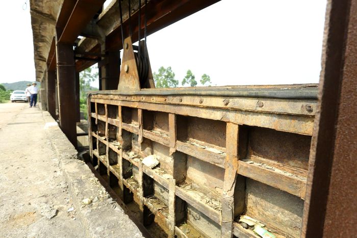 Sau hơn 60 năm đưa vào sử dụng, cống đã xuống cấp.