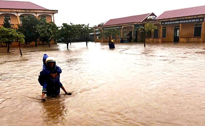 Mưa lớn khiến một số điểm trường ở phường Vũng Áng ngập nặng.