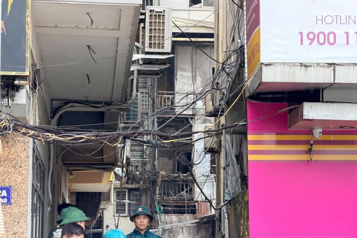 Ngồi nhà xảy ra cháy cách mặt đường Văn Cao hơn 20m.