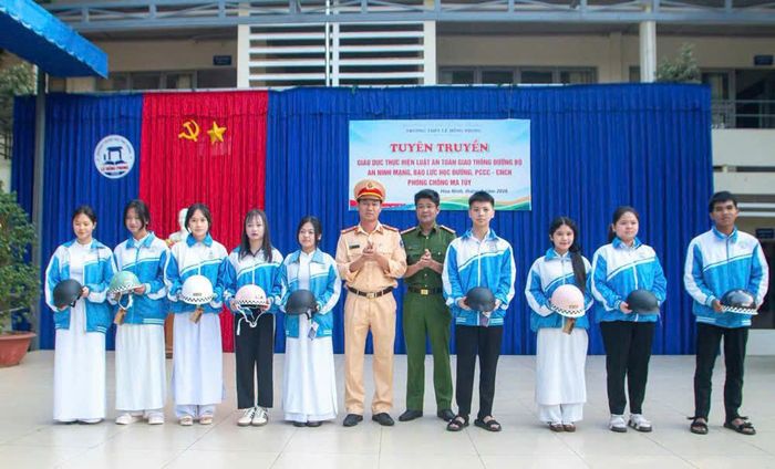 Học sinh Trường THPT Lê Hồng Phong được trao tặng mũ bảo hiểm đạt chuẩn tại chương trình tuyên truyền pháp luật, an toàn giao thông. (Ảnh: CALĐ)