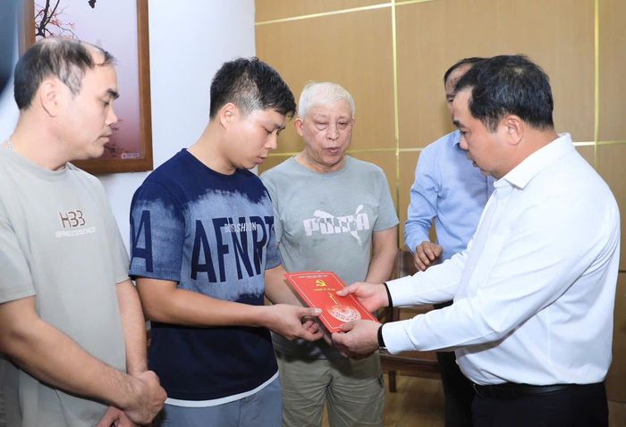 Bí thư Thành ủy Hà Nội Trần Đức Thắng trao hỗ trợ cho các gia đình có người thân bị tử vong trong vụ cháy.