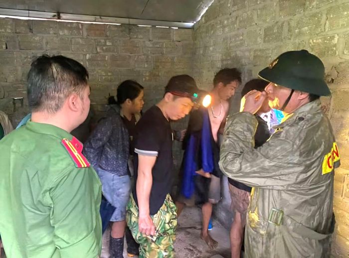 Lực lượng chức năng giải cứu thành công ba công dân mắc kẹt sau 2 giờ triển khai.