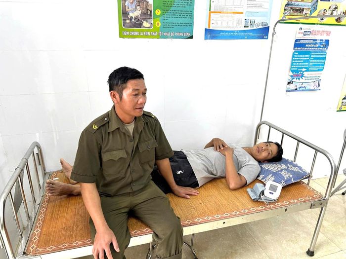 Sau khi được đưa ra ngoài, các nạn nhân được kiểm tra, chăm sóc sức khỏe.