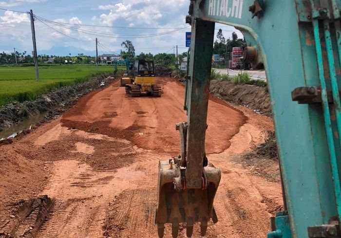 Công tác bóc phong hoá, đắp nền đường là một trong những khâu quan trọng trong đầu tư xây dựng các công trình hạ tầng giao thông.