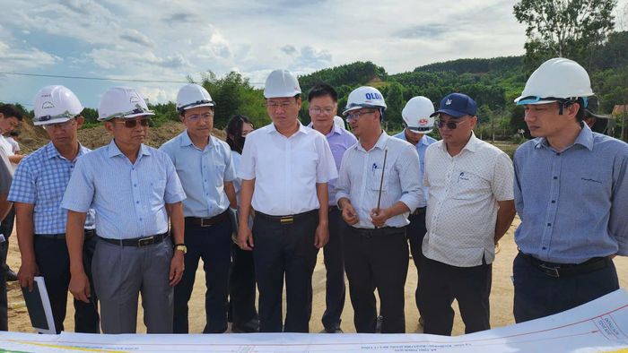 Phó chủ tịch UBND tỉnh Quảng Ngãi - ông Nguyễn Công Hoàng (thứ 4 từ trái sang) thị sát kiểm tra tiến độ, chất lượng thi công dự án đường Hoàng Sa - Dốc Sỏi.