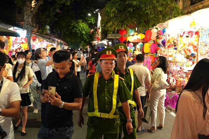  Công an phường Hoàn Kiếm thường xuyên túc trực, đảm bảo an ninh trật tự, an toàn cho người dân và du khách trên phố Hàng Mã những ngày cận Trung thu. 