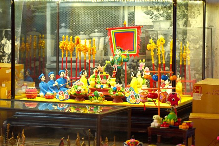  Nổi bật giữa các gian hàng là quầy tò he - món đồ chơi dân gian được nặn từ bột gạo, sặc sỡ thu hút đông đảo trẻ em và người lớn. Giá bán trung bình khoảng 50.000 đồng/sản phẩm. Những sản phẩm được chế tác công phu thì có giá từ vài trăm nghìn đồng đến hàng triệu đồng. 