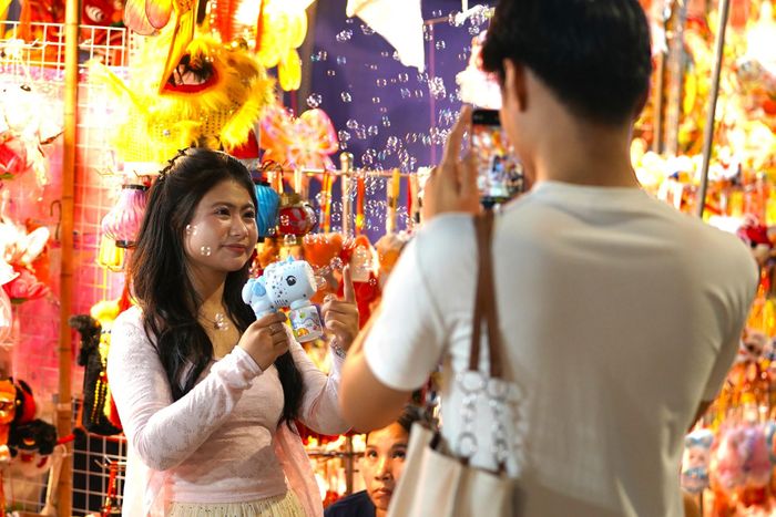  Con phố cũng thu hút các bạn trẻ đến tham quan, mua sắm và chụp ảnh. Những gian hàng rực rỡ ánh đèn trở thành bối cảnh được các bạn lựa chọn để ghi lại khoảnh khắc mùa Trung thu. 