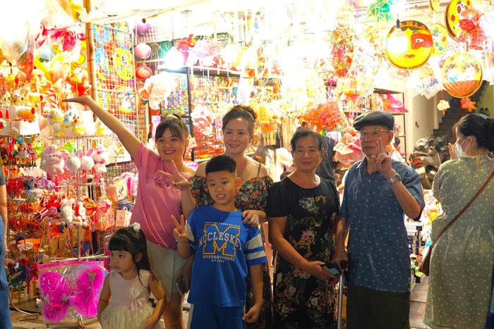  Không chỉ các em nhỏ háo hức trước những món đồ chơi nhiều màu sắc, cả người lớn cũng tìm đến phố Hàng Mã để lựa chọn quà tặng hoặc tìm lại những ký ức tuổi thơ gắn với mùa trăng tháng Tám. 
