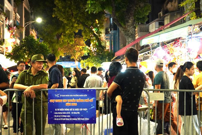  Chú Lê Văn Tuấn - Tổ bảo vệ an ninh, trật tự cơ sở Cửa Đông 2 phường Hoàn Kiếm cho biết: Từ ngày 14/9 - 25/9 phường sẽ tổ chức chợ Trung thu truyền thống phố cổ năm 2026 trên phố Hàng Mã. Các điểm trông giữ xe đạp, xe máy được bố trí tại phố Thuốc Bắc, một phần phố Hàng Mã và khu vực nút giao Hàng Lược - Hàng Rươi. Riêng trên phố Thuốc Bắc có điểm trông xe miễn phí dành cho người dân sinh sống trên phố Hàng Mã. 