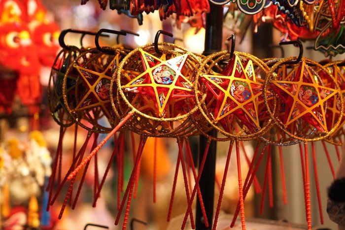  Đèn ông sao, đèn cá chép, đèn thiềm thừ, mặt nạ giấy bồi, đầu lân, đầu sư tử, ông tiến sĩ giấy hay những món tò he, con giống nhiều màu sắc được treo san sát, tạo thành những mảng màu bắt mắt dọc cả tuyến phố. Giá dao động từ 15.000 - 200.000 đồng/sản phẩm tùy mẫu mã. 