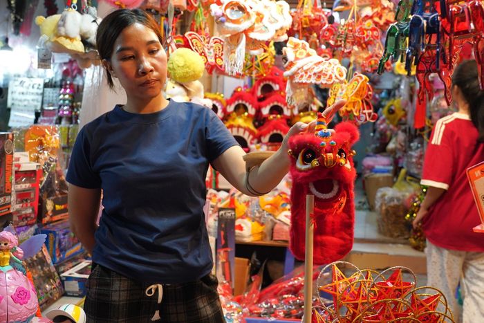  Giữa nhịp sống vốn rất nhanh của Hà Nội, những món đồ chơi này tạo nên một cảm giác đặc biệt. Chúng không hào nhoáng hay hiện đại theo kiểu những món đồ chơi công nghệ, nhưng lại có khả năng kéo người ta trở về với một ký ức xa xưa.  