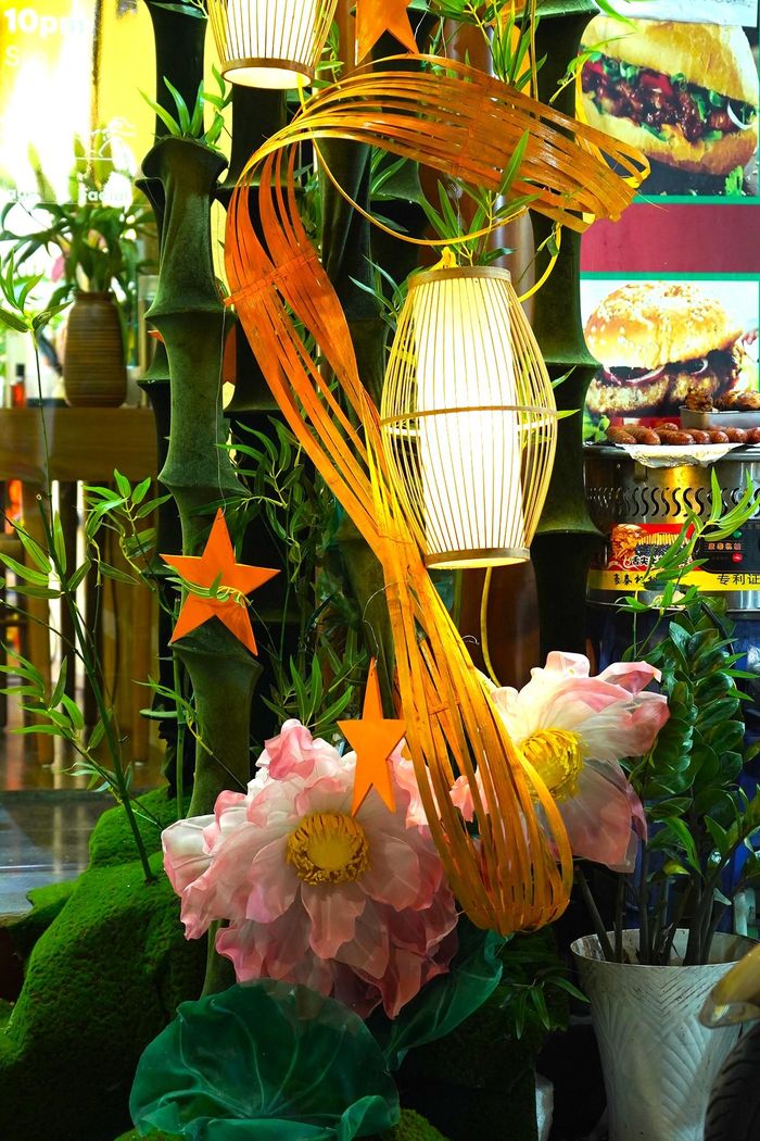  Nhiều cửa hàng trên khu vực phố cổ cũng đồng loạt trang hoàng rực rỡ, tạo nên không gian Trung thu bắt mắt, thu hút đông người dân và du khách ghé thăm, mua sắm. 