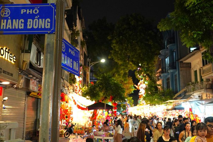  Trong thời gian tổ chức chợ, đoạn phố Hàng Mã sẽ được cấm đường 24/24h. Các xe được phân luồng theo phương án tổ chức giao thông. 
