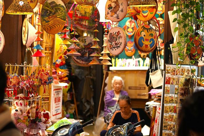  "Khách đến mua đồ Trung thu rất đông, từ các gia đình, các bạn trẻ đến khách nước ngoài. Cô bán ở đây nhiều năm rồi, vui nhất là thấy những món đồ chơi truyền thống như đèn ông sao, mặt nạ, đầu lân vẫn được các cháu yêu thích. Có người ngày trước đến mua đồ chơi, giờ lại đưa con cháu quay lại", cô Bích, chủ hộ kinh doanh lâu năm trên phố Hàng Mã chia sẻ. 