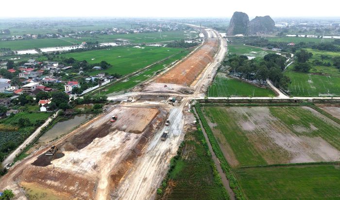 Nhiều dự án giao thông trọng điểm đang được tỉnh tập trung triển khai, trong đó có tuyến cao tốc Ninh Bình - Hải Phòng.
