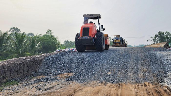 Theo Ban Quản lý dự án xây dựng công trình giao thông tỉnh Cà Mau (chủ đầu tư), đến nay, tiến độ thi công dự án đường Phước Long - Ba Đình đạt hơn 78% khối lượng, các địa phương đã bàn giao 100% mặt bằng sạch, thuận lợi đẩy nhanh tiến độ thi công.