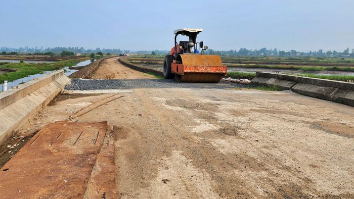 Phần cầu đã hoàn thành mố trụ 28/29 cầu, lao lắp dầm bê tông cốt thép 26/29 cầu và bê tông mặt cầu 24/29 cầu. Theo đánh giá của chủ đầu tư, tiến độ thực hiện dự án còn chậm so với yêu cầu. Nguyên nhân do phải chờ xử lý nền đất yếu và đến tháng 8/2026 mới bàn giao toàn bộ công tác giải phóng mặt bằng.