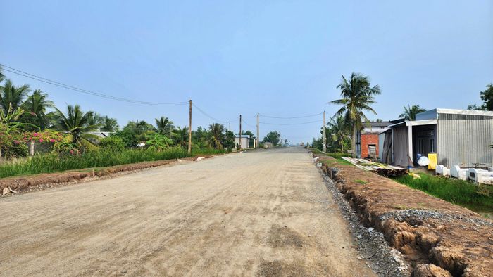Một số đoạn mặt đường trên tuyến đã phẳng phiu chờ thảm nhựa.
