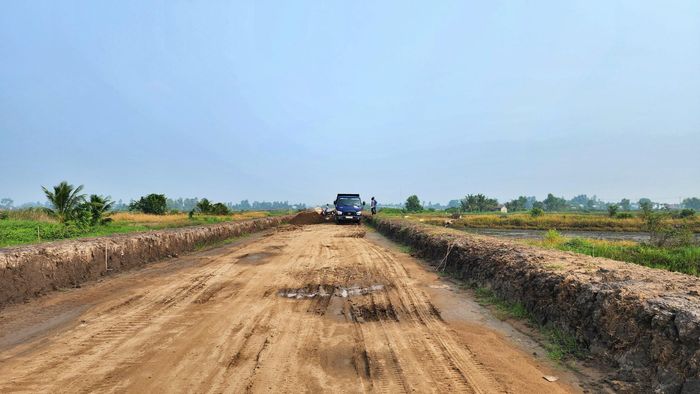 Phần đường hiện đang được hoàn thiện đắp cát gia tải nền đường, hoàn thành 7,1/28,2km cấp phối đá dăm lớp dưới mặt đường.
