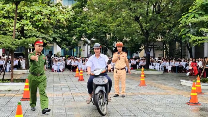 Hướng dẫn học sinh Đà Nẵng kỹ năng lái xe an toàn.