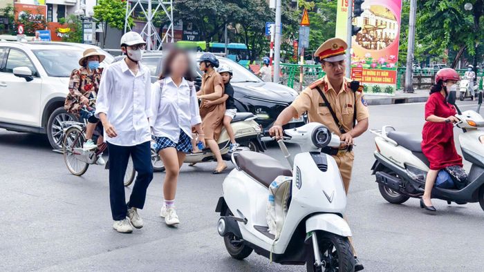 Lỗi phổ biến khiến nhiều học sinh bị xử lý là không đội mũ bảo hiểm.