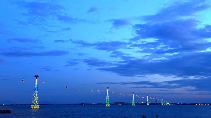 Tuyến cáp treo nối từ đất liền ra đảo Song Ngư. Ảnh: Nguyễn Diệu