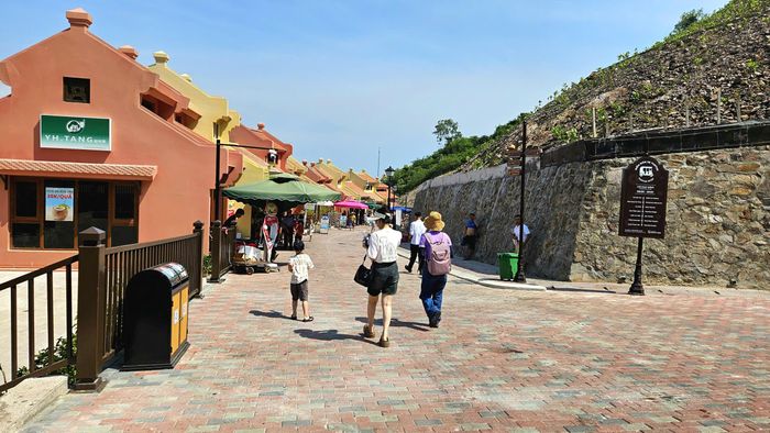 Đông đảo du khách trải nghiệm trên đảo Song Ngư. Ảnh: Nguyễn Diệu