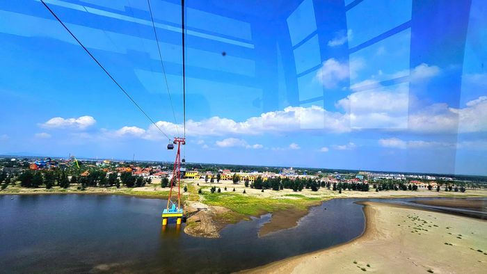 Tầm nhìn 360 độ ngắm toàn bộ cảnh biển Cửa Lò từ trên cao, kết nối với quần thể sinh thái, vui chơi giải trí và tâm linh trên đảo Song Ngư. Ảnh: Nguyễn Diệu