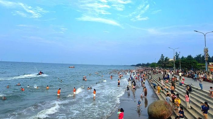 Nhiều khách du lịch khắp nơi trên cả nước đổ về Cửa Lò. Ảnh: Nguyễn Diệu