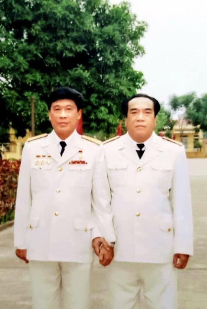 Đại tá Phạm Ngọc Toanh (nhân vật trong bài, bìa phải) và Trung tướng, Anh hùng Lực lượng vũ trang nhân dân Đào Văn Quân, nguyên Chính ủy Binh chủng Đặc công, nguyên Phó Chủ nhiệm Ủy ban Kiểm tra Quân ủy Trung ương. Ảnh: Đào Văn Quân.