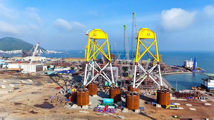 Petrovietnam là doanh nghiệp đầu tiên và duy nhất tại Việt Nam hiện nay chế tạo, xuất khẩu chân đế điện gió ngoài khơi cho các đối tác nước ngoài. Ảnh: Trường Sơn