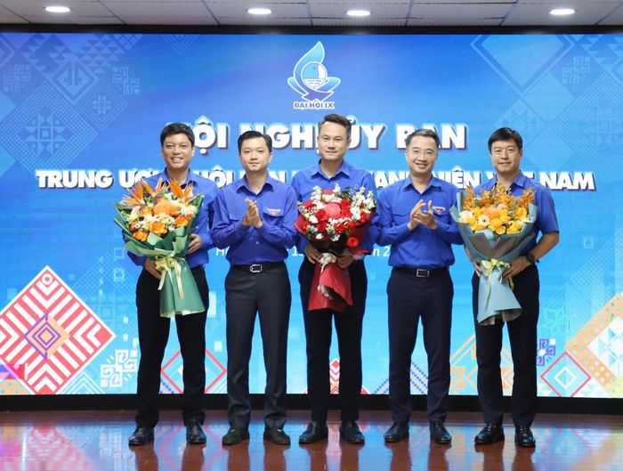 , Uỷ viên dự khuyết BCH Trung ương Đảng, Bí thư Thường trực Trung ương Đoàn Nguyễn Minh Triết tặng hoa chúc mừng tân Chủ tịch và 2 Phó Chủ tịch Trung ương Hội Liên hiệp thanh niên Việt Nam khóa IX nhiệm kỳ 2024-2029.