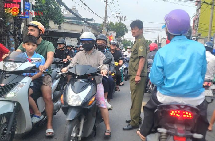 Một thành viên Tổ BVANTT của phường Tăng Nhơn Phú tham gia điều tiết giao thông tại ngã ba đường Đình Phong Phú và Bưng Ông Thoàn sáng 16/9. Ảnh: Quang Phương