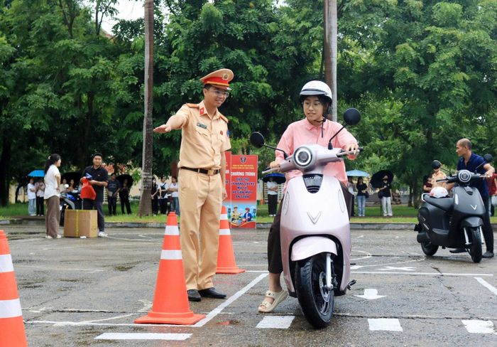 Các sinh viên thực hành kỹ năng điều khiển xe an toàn (Ảnh: Phòng CSGT, Công an tỉnh Thái Nguyên)