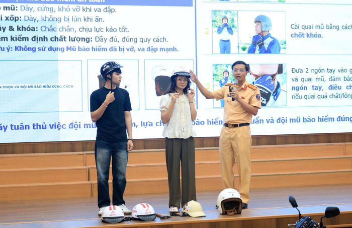 Cán bộ CSGT hướng dẫn sinh viên đội mũ bảo hiểm đúng cách (Ảnh: Phòng CSGT, Công an tỉnh Thái Nguyên)