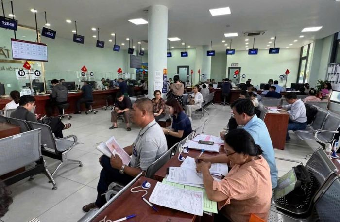 Người dân thực hiện các thủ tục hành chính về đất đai tại Văn phòng ĐKĐĐ số 2