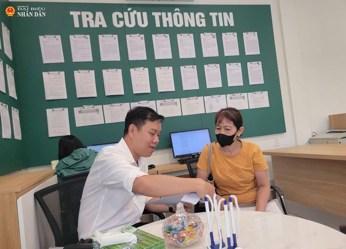 Nhân viên Trung tâm Phục vụ hành chính công phường Tăng Nhơn Phú tư vấn các nội dung liên quan vấn đề nhà, đất cho người dân. Ảnh: Quang Phương