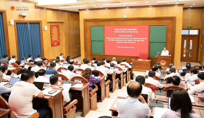 Chủ tịch Quốc hội Trần Thanh Mẫn truyền đạt chuyên đề về đổi mới tư duy xây dựng thể chế