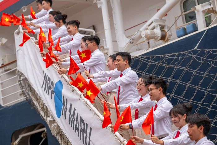 Đoàn Đại biểu Việt Nam tự hào giương cao lá cờ Tổ quốc trong phần Gangway Cheers tại Singapore. Ảnh: NYC