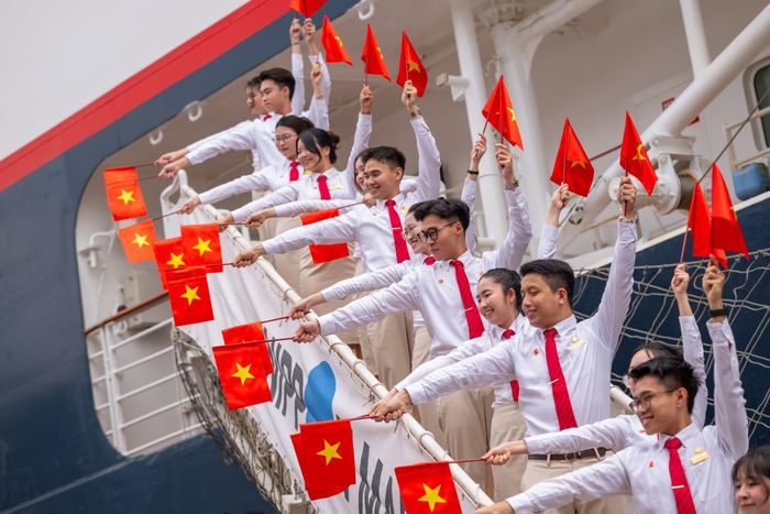 Đoàn Đại biểu Việt Nam tự hào giương cao lá cờ Tổ quốc trong phần Gangway Cheers tại Singapore. Ảnh: NYC 