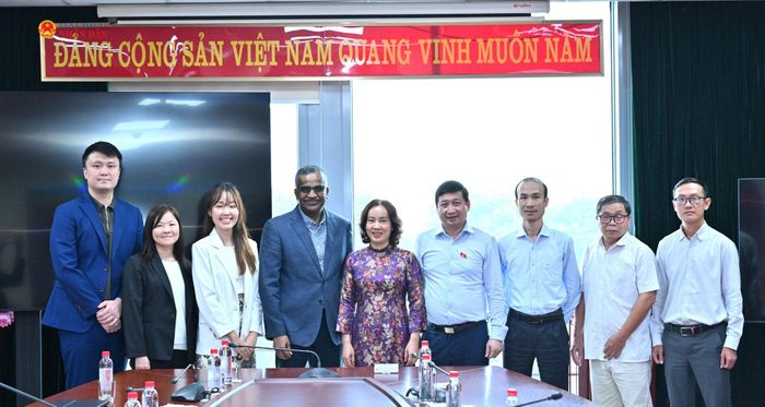 Các đại biểu chụp ảnh lưu niệm