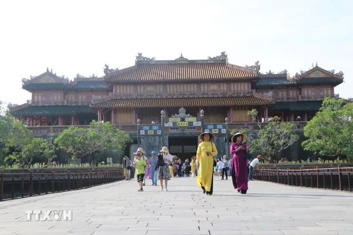 Đại nội Huế - địa điểm thu hút du khách trong nước và quốc tế đến tham quan, góp phần phát triển du lịch văn hóa. Ảnh: TTXVN