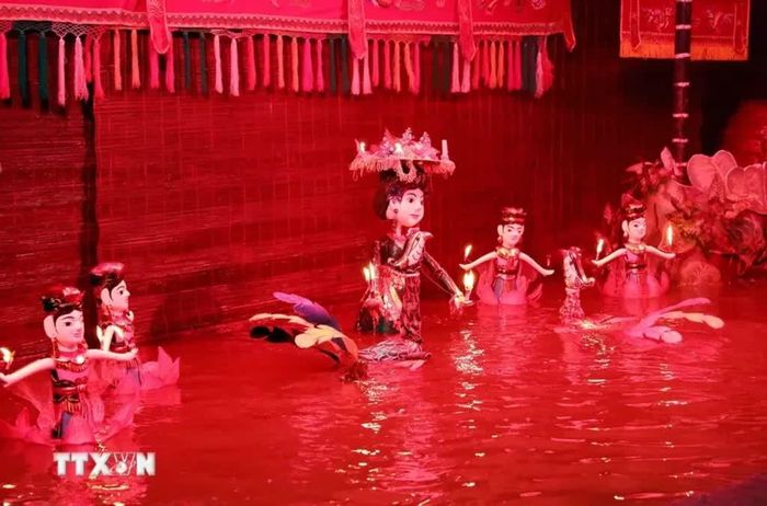 Một tiết mục biểu diễn múa rối nước của các nghệ sỹ Việt Nam. Ảnh: TTXVN