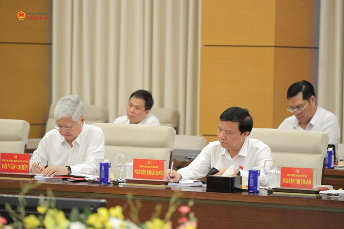 Phó Bí thư Thường trực Đảng ủy Quốc hội, Phó Chủ tịch Thường trực Quốc hội Đỗ Văn Chiến và Ủy viên Ban Thường vụ Đảng ủy Quốc hội, Phó Chủ tịch Quốc hội Nguyễn Khắc Định dự hội nghị